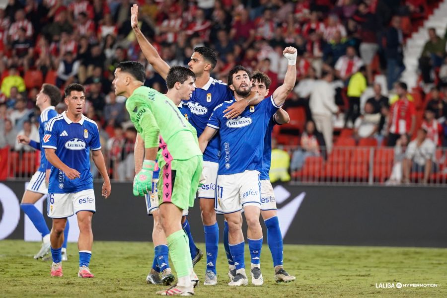 Jacobo salva un punto en Almería para un Oviedo con mucha fe