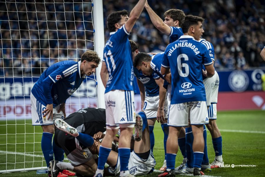 El Oviedo gana el derbi y sorpassa al Sporting