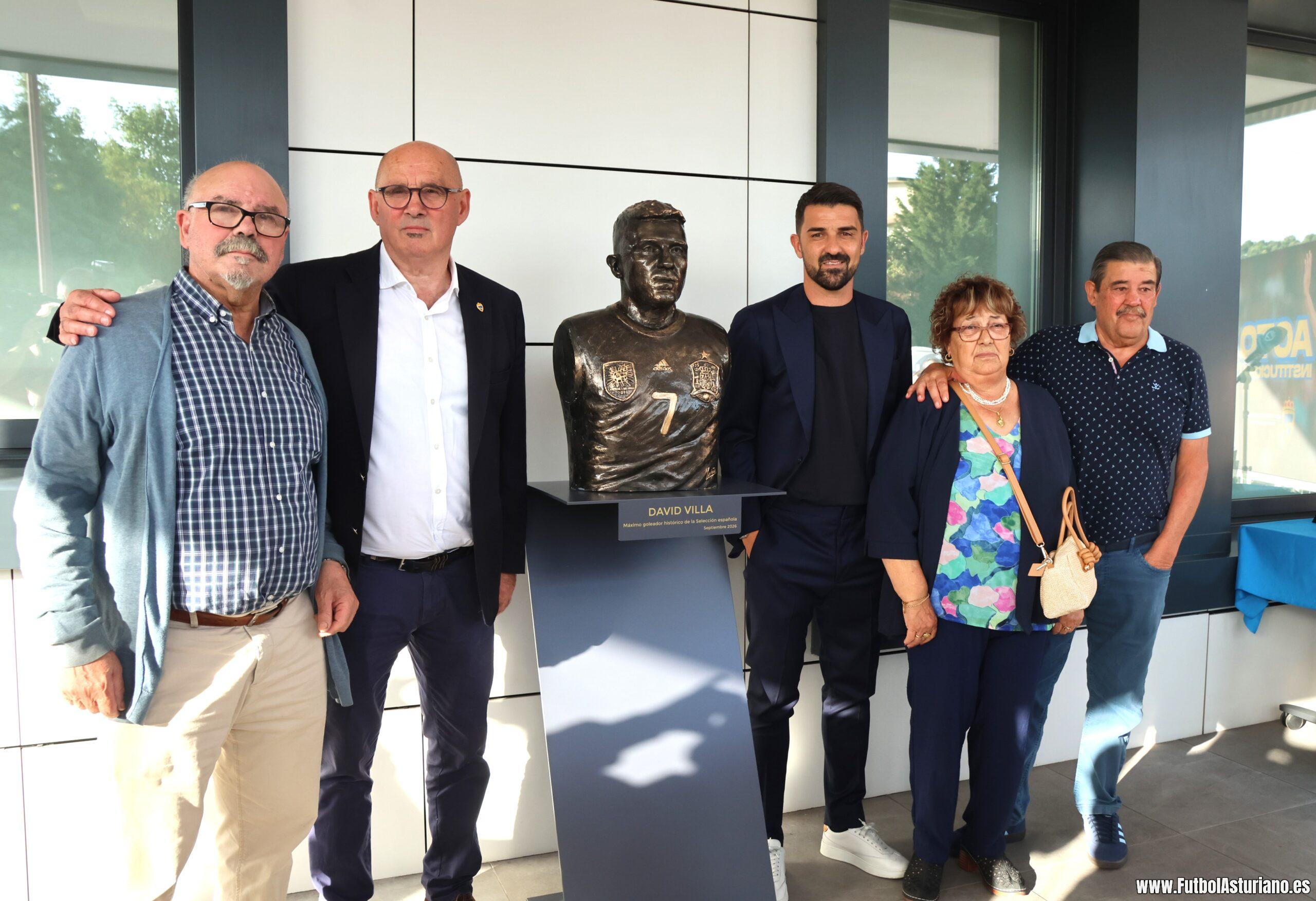Inaugurado el busto de David Villa en la sede de la RFFPA