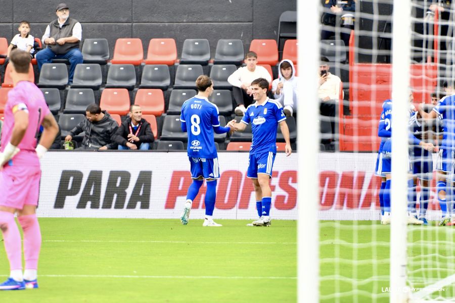 El Oviedo sufre para ganar en Ceuta y mira hacia arriba